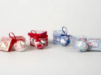Decorazioni Natalizie Hello Kitty.Set Composto Da Quattro Palline Colorate Hello Kitty Colori Fuxia Rosa Blu Turchese